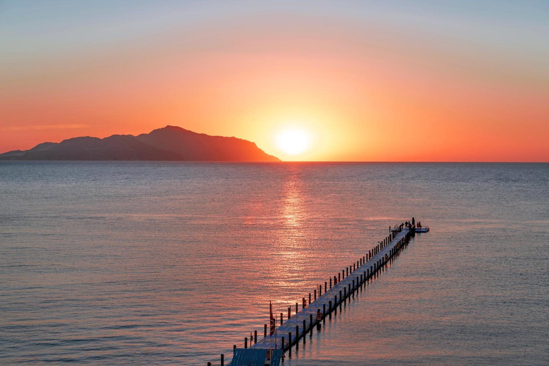 Pickalbatros Palace Sharm - "Aqua Park" Exterior photo Sunset at the pier