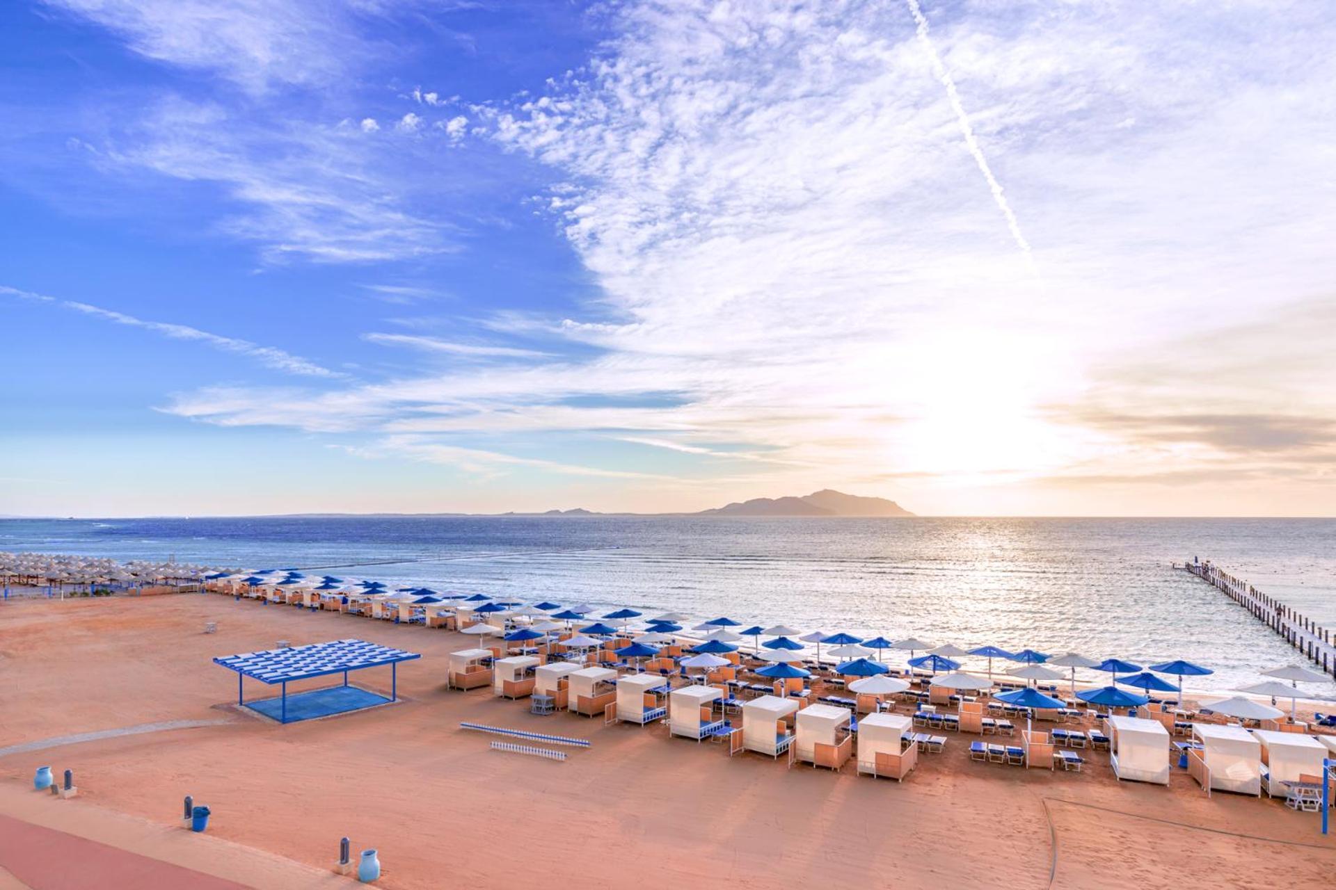 Pickalbatros Palace Sharm - "Aqua Park" Exterior photo The beach at the Hilton Sharm El Sheikh Resort