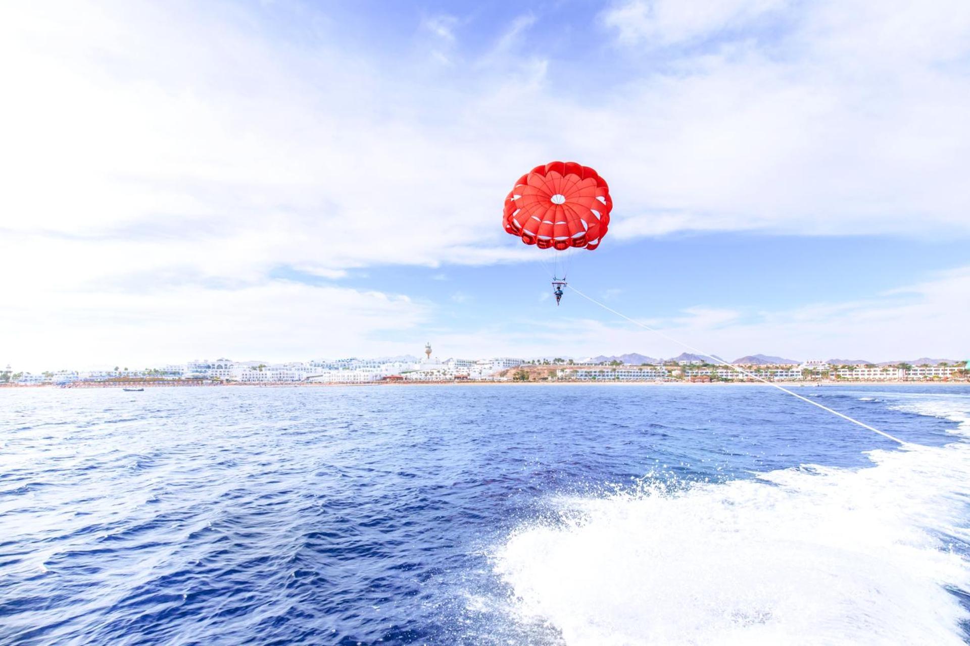 Pickalbatros Palace Sharm - "Aqua Park" Exterior photo Parasailing in Hurghada, Egypt
