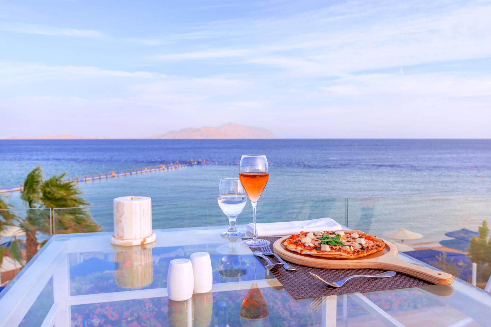 Pickalbatros Palace Sharm - "Aqua Park" Exterior photo A view of the Red Sea from a hotel in Hurghada